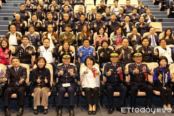 ▲▼  嘉義市政府警察局卸、新任局長交接黃敏惠市長期許「強棒接棒 攜手打造幸福嘉義市」  。（圖／嘉義市警局提供）