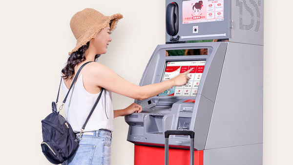 ▲台新ATM提存外幣，抽日本雙人來回機票。（圖／台新提供）