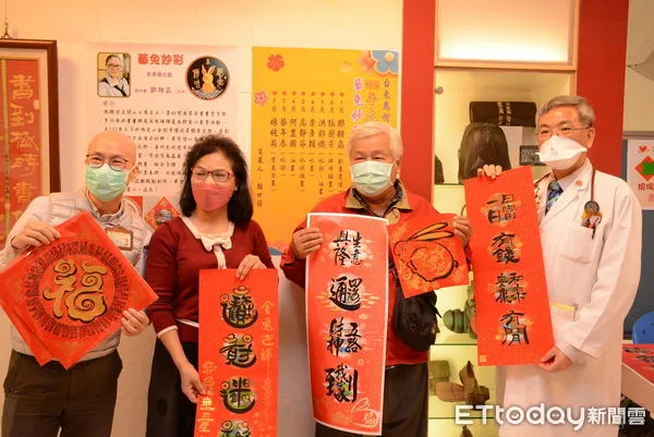 ▲馬偕醫院辦揮毫快閃，贈送民眾創意春聯。。（圖／記者楊漢聲翻攝）