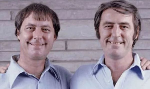 雙胞胎失散39年才見面　不但同名同習慣「連娶2任老婆都撞名」。（圖／翻攝自YouTube）