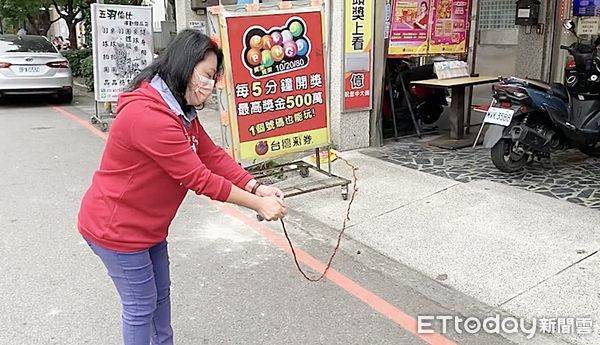 ▲桃園市中壢區頭億發彩券行業者李小姐燃放環保鞭炮分享開出百萬大獎喜悅。（圖／記者沈繼昌攝）