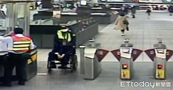 ▲▼男子酒醉不省人事，捷運警察將男子扶上輪椅協助返家。（圖／記者黃彥傑翻攝）