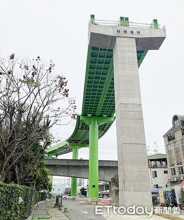 ▲桃園捷運綠線GC01標高架段工程，墩柱高度高達29米。（圖／記者沈繼昌翻攝）