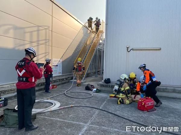 ▲強化屋頂型太陽能面板火災應變，台南市消防局第六大隊與友達光電台南廠聯合辦救災演練。（圖／記者林悅翻攝，下同）