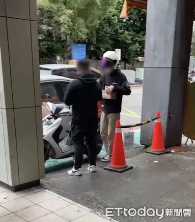 ▲▼ 快遞人員將包裹交給嫌犯，警方在旁邊逮捕詐騙車手。（圖／記者黃彥傑攝）