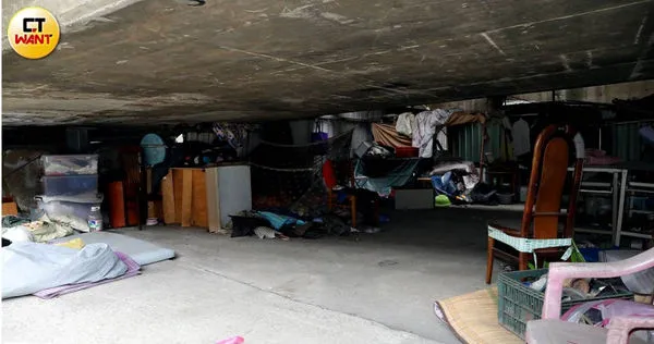 新北三重重新橋橋墩下，一個連腰都直不起來的地方，日前被人發現有人窩居在此。（圖／周志龍攝）