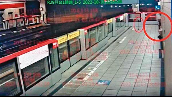謝姓軟體工程師（大紅圈）在捷運月台擺放相機（小紅圈）裸拍，並將影像上傳推特。（警方提供）