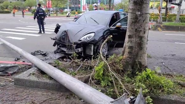 ▲▼內湖一輛保時捷遭左轉車撞上，並撞斷路邊一支路燈桿。（圖／記者游宗樺翻攝）