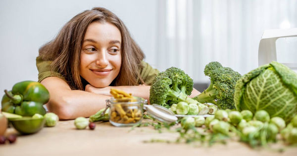 楊登嵙教授指出，綠色蔬菜是2023年的「幸運食物」。（圖／iStock）