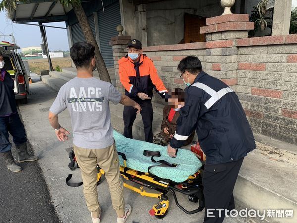 ▲東港消防分隊隊員林立偉及第三大隊安檢小組隊員譚宇瑄東港鎮興和路土地公廟前救護             。（圖／記者陳崑福翻攝，下同）