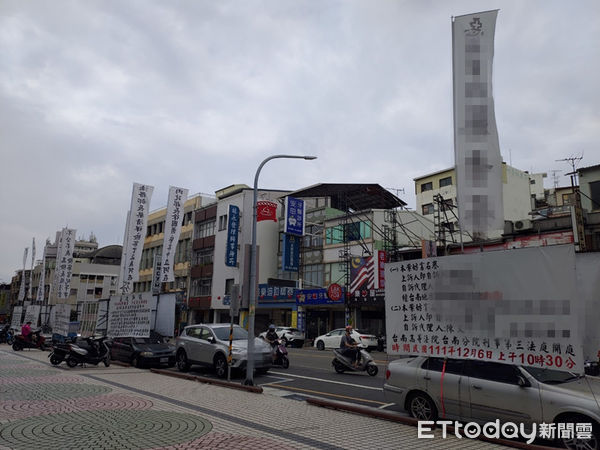 ▲台南市政府交通局在台南市警二分局警方協助下，將台銀前6部抗議車全部拖吊移置。（圖／民眾提供、林悅翻攝、自攝，下同）