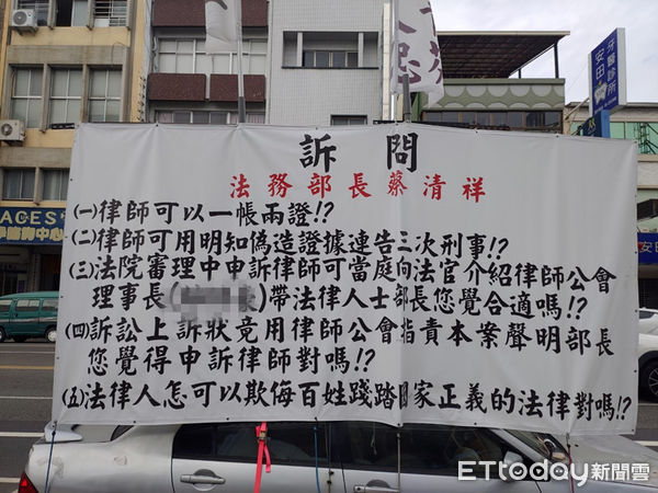 ▲台南市政府交通局在台南市警二分局警方協助下，將台銀前6部抗議車全部拖吊移置。（圖／民眾提供、林悅翻攝、自攝，下同）
