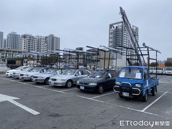 ▲6部抗議車被移置中北拖吊場，台銀前停車格位終於清空。（圖／記者林悅翻攝，下同）