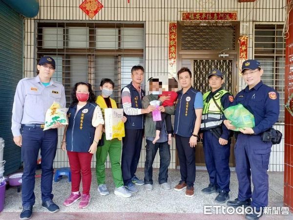 ▲東港警分局新園分駐所警員李昭慶媒介慈善機構送愛心            。（圖／記者陳崑福翻攝，下同）