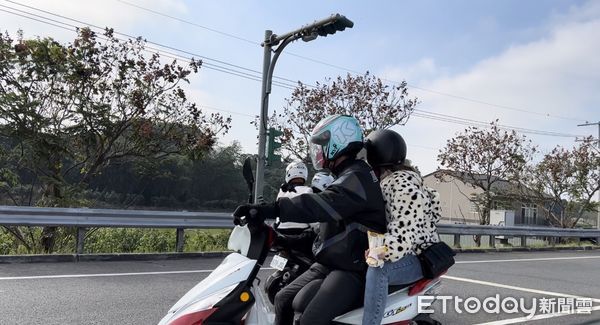 ▲▼  民眾誤闖78號東西向快速道路，途中經過一交流道到可以下交流道卻仍不願停步，被熱心民眾勸阻攔下，直接掉頭逆向騎下交流道 。（圖／讀者提供）