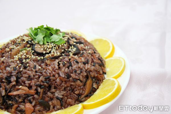 ▲肝膽腸胃科主治醫師洪睿勝指出，新春期間常會出現聚餐吃太飽、消化不良發生腸胃問題的病人，平均約增二、三成。（圖／慈濟醫學中心提供，下同）