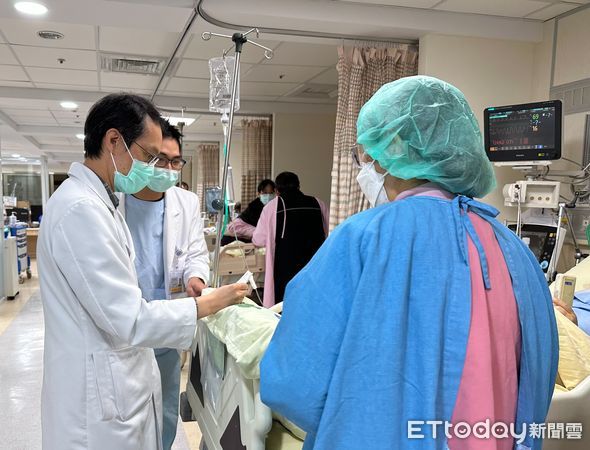 ▲▼老翁不當使用保暖電器，室內缺氧導致酸中毒住院，部苗胸腔科主任陳俊偉(左)和醫療團隊探視患者。（圖／部立苗栗醫院提供）