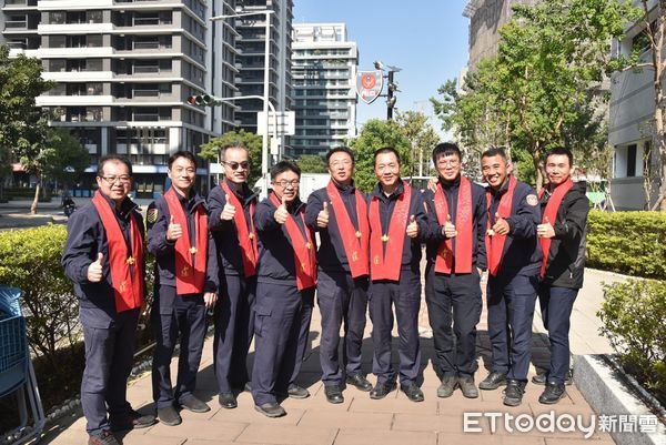 ▲為祈求永康地區治安平穩、交通順暢及疫情早日遠離，讓民眾安心過好年，永康分局於18日特別請來南鯤鯓代天府6尊大神偶蒞臨加持，讓警察與神同行共舞。（圖／記者林悅翻攝，下同）