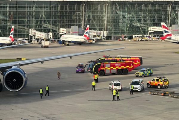 ▲▼英國航空（British Airways）一架波音777客機逃生梯彈出，竟是菜鳥空服員誤觸。（圖／翻攝推特@MZulqarnainBut1）