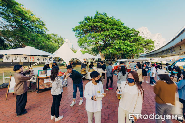 ▲駁二小夜埕今年擴大辦理，橫跨大義區大義公園、廊道及大勇區藝術廣場。（圖／記者許宥孺翻攝）