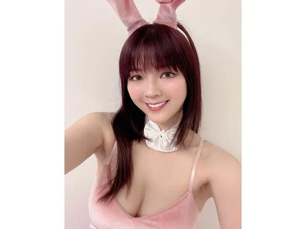 ▲「顏色不分藍綠支持性專區顏色田慎節」穿兔女郎裝。（圖／翻攝自Facebook／Molly 翎熹）