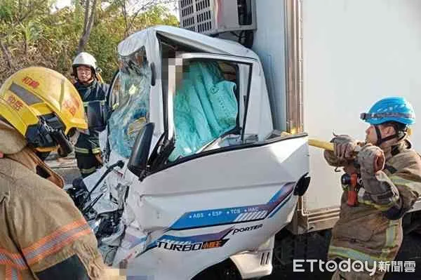 ▲台南市安南區海尾路18日下午3時6分許，發生小貨車撞遊覽車車禍，造成小貨車車頭嚴重毀損凹陷，駕駛人受困在駕駛座，消防人員搶救送醫。（圖／民眾提供，下同）