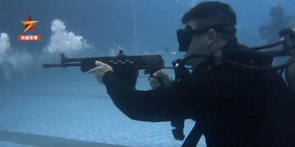 ▲解放軍特種兵進行水下射擊訓練。（圖／翻攝央視軍事）