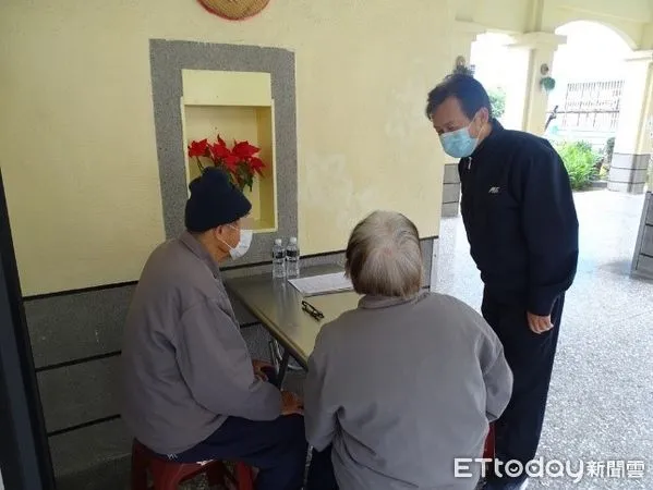 ▲▼苗栗看守春節前辦理懇親會，所內收容一對老夫妻得以會面解相思。（圖／苗栗看守所提供）