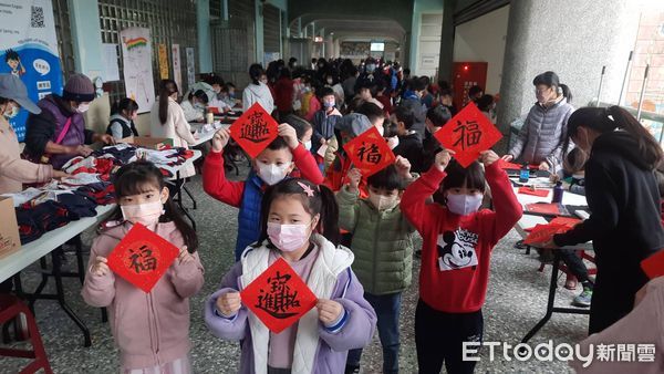 ▲▼台中市梧棲區大德國小積極推動書法教育，上午舉辦「小小書法家」揮毫，500張春聯搶光光。（圖／大德國小提供，下同）