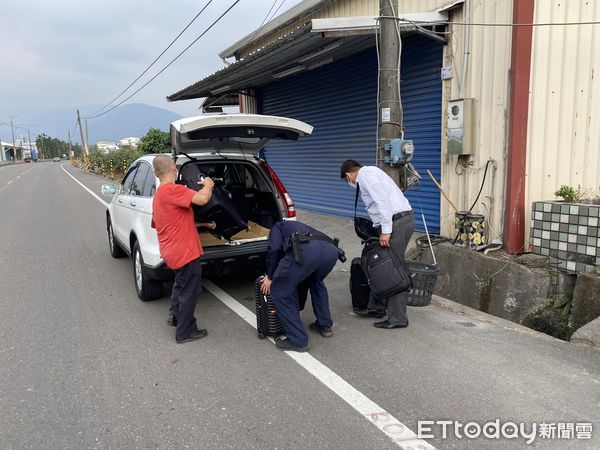 ▲里港警分局高樹分駐所所長邵軾傑與警員顏煥偵幫載忙斯里蘭卡籍男子包包             。（圖／記者陳崑福翻攝，下同）