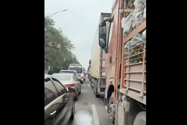 ▲前往海南自駕遊的遊客遇上「世紀大塞車」。（圖／翻攝橙柿新聞）