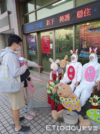 ▲台南市消防局第六大隊和緯分隊迎接農曆新年，在消防分隊門口布置創意裝置，教導民眾用火用電安全觀念，同時出動「救援小英雄-安寶」，一同陪大家歡喜慶新年。（圖／記者林悅翻攝，下同）