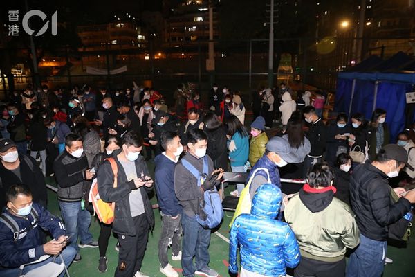 ▲香港出現北上探親人潮，民眾擠爆檢測中心。（圖／香港01）