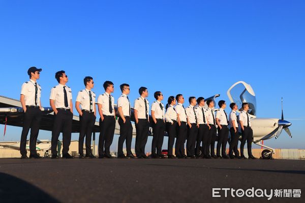 ▲長榮航空飛行學院自2012年成立至今，已完訓長榮航空培訓飛行員330名，2019年開始招收自費學員，目前共有13位學員完訓並已陸續投入國內航空就業市場。 。（圖／長榮提供）