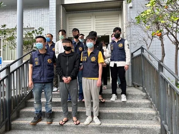 ▲▼ 豪宅變「詐騙水房」專攻癡情男女，警破門逮4嫌！搜出200萬現金。（圖／記者賴文萱翻攝）