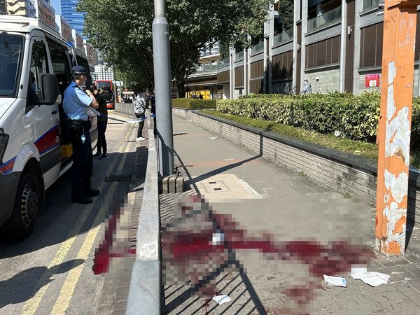 ▲香港街頭19日上午發生一起砍人雙腳的兇殺案。（圖／香港01）