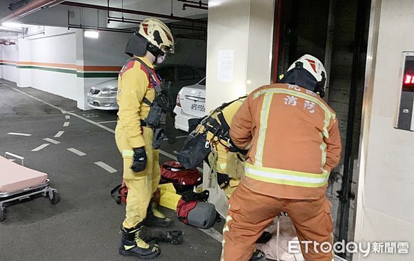 ▲桃園市消防局人員順利將誤闖電梯井游姓婦人從B2電梯井拉上B1，準備送醫治療。（圖／記者沈繼昌翻攝）