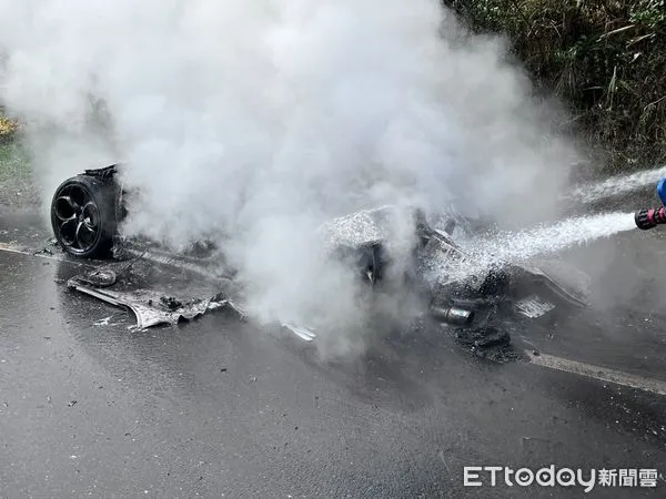 ▲▼新車價230萬愛快羅密歐自燃燒光。（圖／記者陳雕文翻攝）