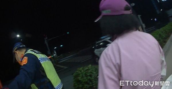 ▲潮州警分局光華派出所警員劉鈺齊及警員林原葵助洪婦順利回家            。（圖／記者陳崑福翻攝）