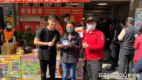 ▲台南市消防局第五大隊保西分隊，在歸仁區民權北路黃昏市場旁的阿宏飯湯，辦理119九擴大防火宣導。（圖／記者林悅翻攝，下同）