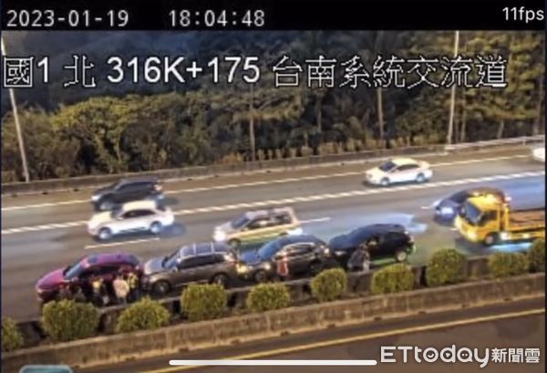 ▲▼  4車連環車禍           。（圖／翻攝高公局）