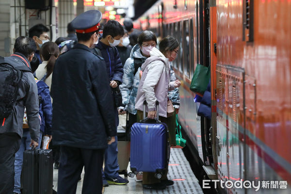 ▲▼春節疏運,過年,年節,農曆新年,旅客,乘客,車站,返鄉,旅遊,遊客,出遊,國旅,觀光,交通,連假,加班車,台鐵,站務人員,交通,大眾運輸,雙鐵,火車,鐵道,月台,乘客,通勤,旅客,鐵路,列車,台北火車站,口罩,防疫,北車,春節返鄉人潮。（圖／記者李毓康攝）