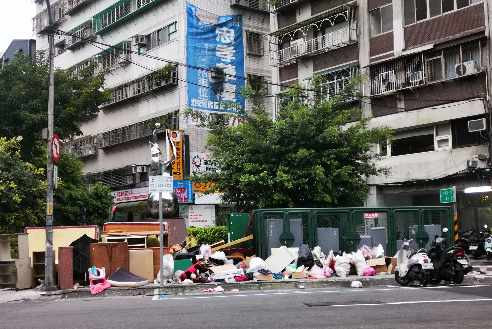 ▲▼三重垃圾淹人行道被酸「台灣最美風景」　兩派罵翻轟：第一次過年？（圖／爆料公社）