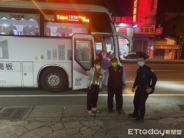 ▲里港警分局九如分駐所巡佐王家祥、警員鄭智謙積極協助女學生平安回家             。（圖／記者陳崑福翻攝，下同）