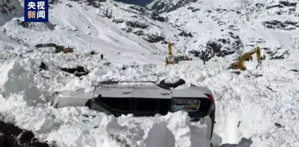 ▲西藏林芝派墨公路上的多雄拉隧道發生雪崩意外已致13人罹難。（圖／翻攝央視）