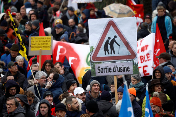 ▲▼法國民眾大罷工反年金改革。（圖／路透）