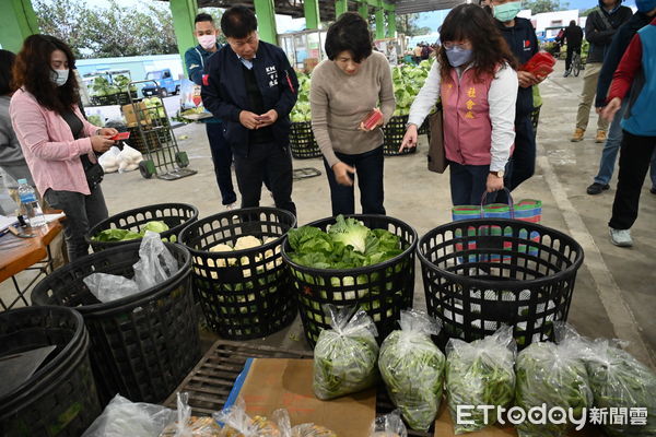 ▲饒慶鈴清晨至果菜市場向民眾拜年。（圖／記者楊漢聲翻攝）