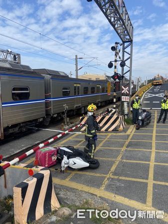 ▲▼外送員擅闖平交道，與火車發生碰撞，明顯死亡。（圖／記者游瓊華翻攝）