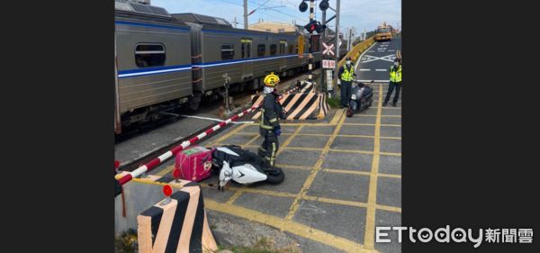 ▲▼外送員與火車發生碰撞，明顯死亡。（圖／記者游瓊華翻攝）