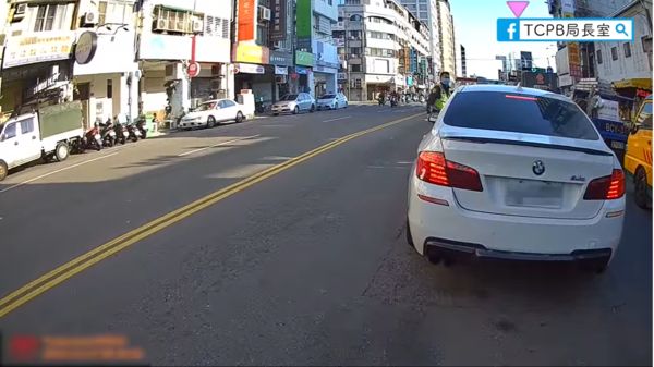 ▲▼台中醉男BMW停在大馬路上，警破窗將他強拉下車。（圖／翻攝Facebook／TCPB 局長室）